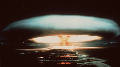 Nach der Explosion einer französischen Atombombe 1971 schwebt dieser riesige Atompilz über dem Mururoa-Atoll. (Foto: -/dpa)