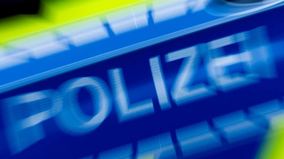 Nach einer gefährlichen Verfolgungsjagd per Auto haben Polizeibeamte bei Hof einen jungen Mann festgenommen. (Foto: Rolf Vennenbernd/dpa)