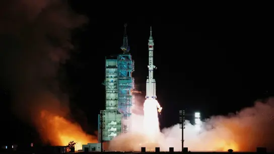 Das Raumschiff „Shenzhou 13“ mit drei chinesischen Astronauten startet vom Jiuquan Satellite Launch Center. Nasa-Chef Nelson hat vor dem chinesischen Weltraumprogramm gewarnt. (Foto: Li Gang/XinHua/dpa)