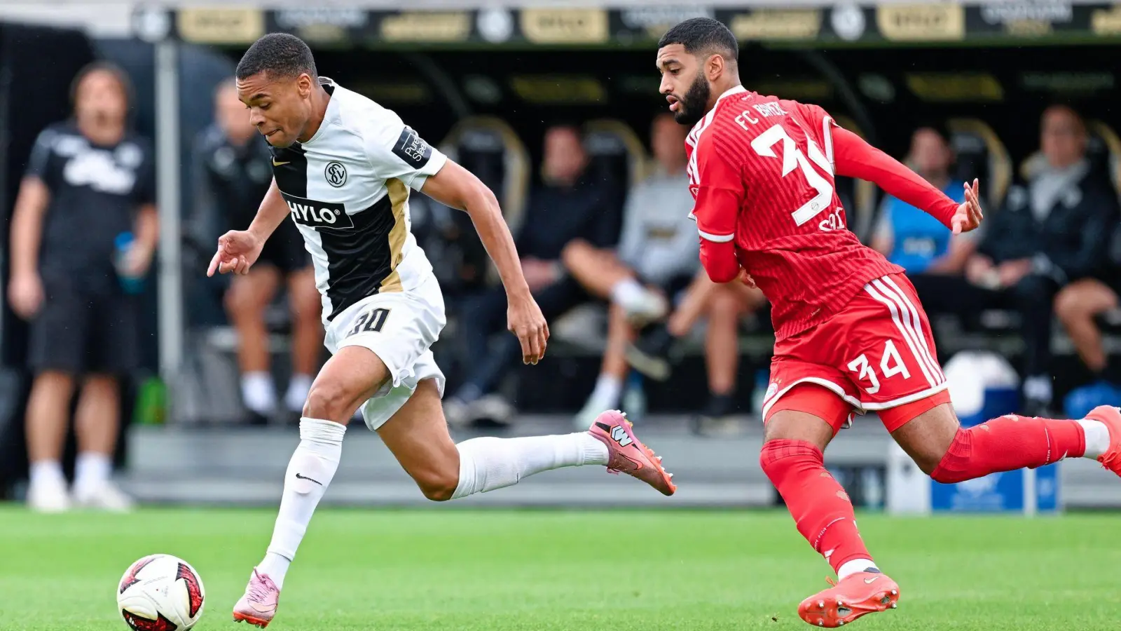 Jan Gyamerah (l, SV 07 Elversberg) fällt wohl länger aus. (Foto: Uwe Anspach/dpa)