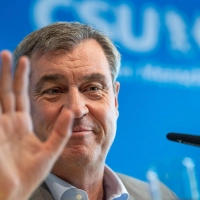 Die Meinungen über ein mögliches AfD-Verbotsverfahren gehen auseinander - doch Markus Söder legt sich fest. (Foto: Peter Kneffel/dpa)