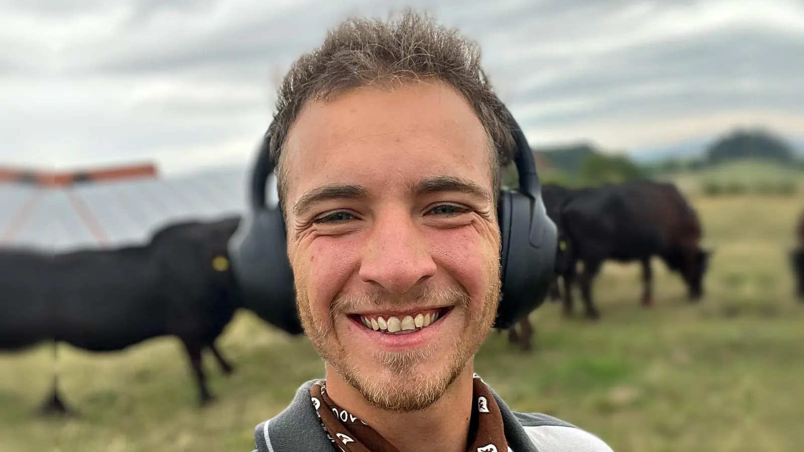 Christian Dänzer ist in der Landwirtschaft aufgewachsen. Er wird den Mutterkuh-Betrieb seiner Eltern übernehmen. (Selfie: Christian Dänzer)