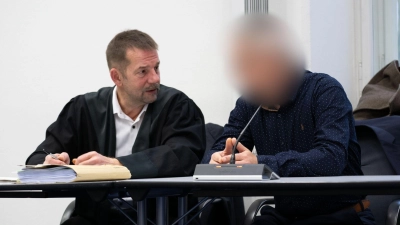 Im Prozess um mehrere Giftanschläge hat der Angeklagte (rechts) ein Geständnis abgelegt. (Archivbild) (Foto: Pia Bayer/dpa)