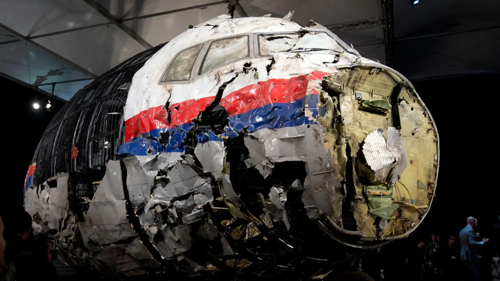 Die aus Trümmern wieder zusammen gesetzte Boeing 777 der Malaysia Airlines, die als Flug MH17 über der Ukraine abgeschossen wurde. (Foto: Peter Dejong/AP/dpa)