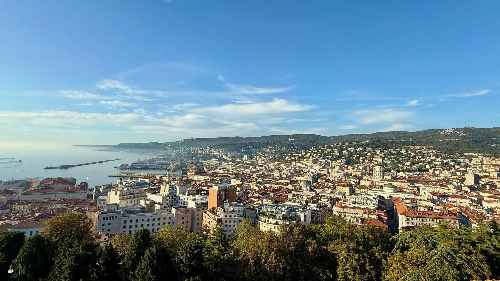 Triest liegt an der Adria. Vorn das Meer, im Rücken die Berge: ideal für die Bora. (Foto: Wolfgang Stelljes/dpa-tmn)