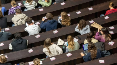 Zu den Studierenden in Bayern gehören immer mehr Lernende aus dem Ausland. (Symbolbild) (Foto: Peter Kneffel/dpa)