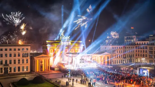 Party zum Jahreswechsel vor dem Brandenburger Tor. (Foto: Christophe Gateau/dpa)
