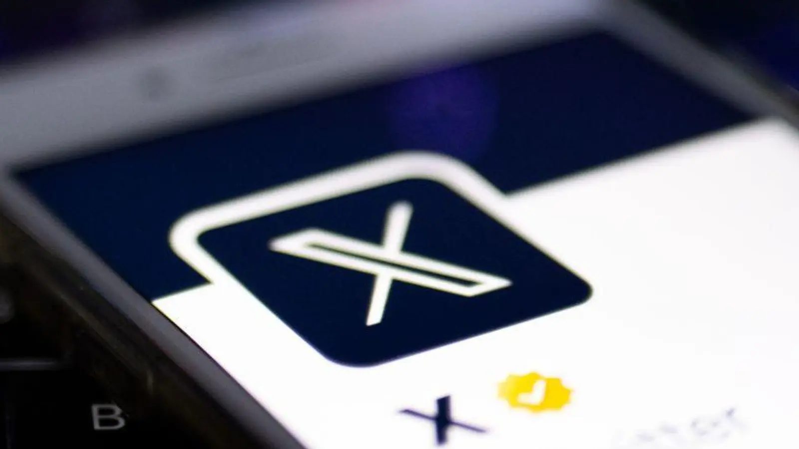 X soll sich bei der Zusammenarbeit mit den Behörden quer stellen. (Symbolbild) (Foto: Monika Skolimowska/dpa)