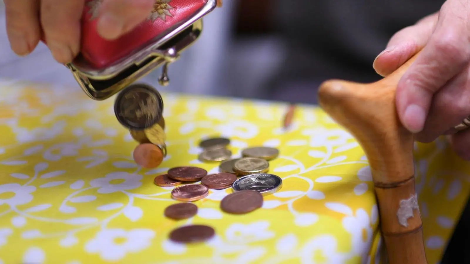 Jede Münze zählt: Eine Rentnerin mit ihrem Inhalt ihres Geldbeutel. (Foto: Felix Kästle/dpa)