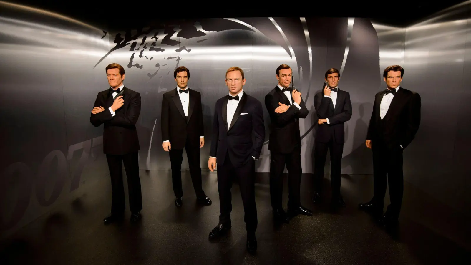 Frühere James-Bond-Darsteller als Wachsfiguren bei Madame Tussauds in London. Wer gesellt sich dazu? (Foto: Madame Tussauds/dpa)