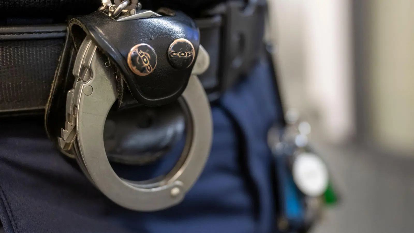 Der 21-Jährige sitzt laut Polizei inzwischen in Untersuchungshaft. (Symbolbild) (Foto: Peter Kneffel/dpa)