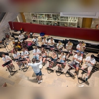 Das BetonRauschOrchester (BRO), dirigiert von Armin Bestelmeyer, trug zum Abschluss klangvoll drei Stücke vor.  (Foto: Friedrich Zinnecker)