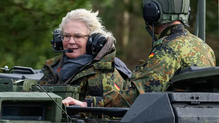 Verteidigungsministerin Christine Lambrecht steht wegen der schleppenden Beschaffung von Ausrüstung und Waffen für die Bundeswehr in der Kritik. (Foto: Philipp Schulze/dpa)