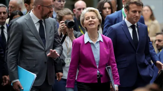 EU-Kommissionspräsidentin Ursula von der Leyen zusammen mit EU-Ratschef Charles Michel und Frankreichs Präsident Emmanuel Macron in Brüssel. (Foto: Olivier Matthys/AP/dpa)