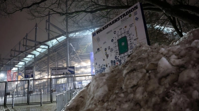 Die Bundesliga-Partie zwischen dem Hamburger SV und Bayer Leverkusen im Volksparkstadion ist wegen der Folgen des Winterwetters kurzfristig abgesagt worden. (Foto: Christian Charisius/dpa)