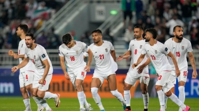 Die iranische Nationalelf ist für die WM qualifiziert, doch die Teilnahme ist ungewiss. (Archivbild) (Foto: Aijaz Rahi/AP/dpa)