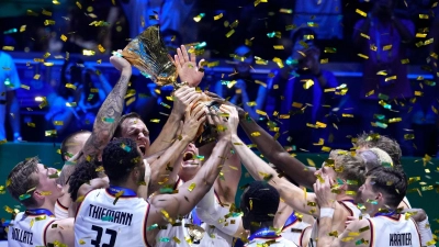 Die Deutsche Basketball-Nationalmannschaft feiert mit dem WM-Pokal. Im Finale besiegte das Team Serbien. (Foto: Michael Conroy/AP/dpa)