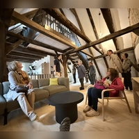 Die minimalistische Möblierung der Wohnung im ersten Obergeschoss und Dachgeschoss im Haus Judengasse 10 lässt die Konstruktion des Dachgeschosses und der Lehmgiebelwand optimal zur Geltung kommen. (Foto: Karin Bierstedt)
