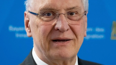 Der bayerische Innenminister zweifelt an der Eignung der Linken-Politikerin Eralp als Regierungschefin in Berlin. (Archivbild) (Foto: Sven Hoppe/dpa)
