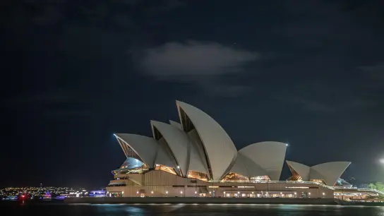 Die Lichter des Opernhauses von Sydney sind für die „Earth Hour“ ausgeschaltet worden. (Foto: Hu Jingchen/XinHua/dpa)