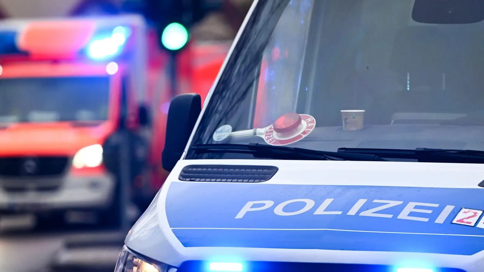 Ein Mensch wurde nach ersten Erkenntnissen leicht verletzt. (Symbolbild) (Foto: Jens Kalaene/dpa)