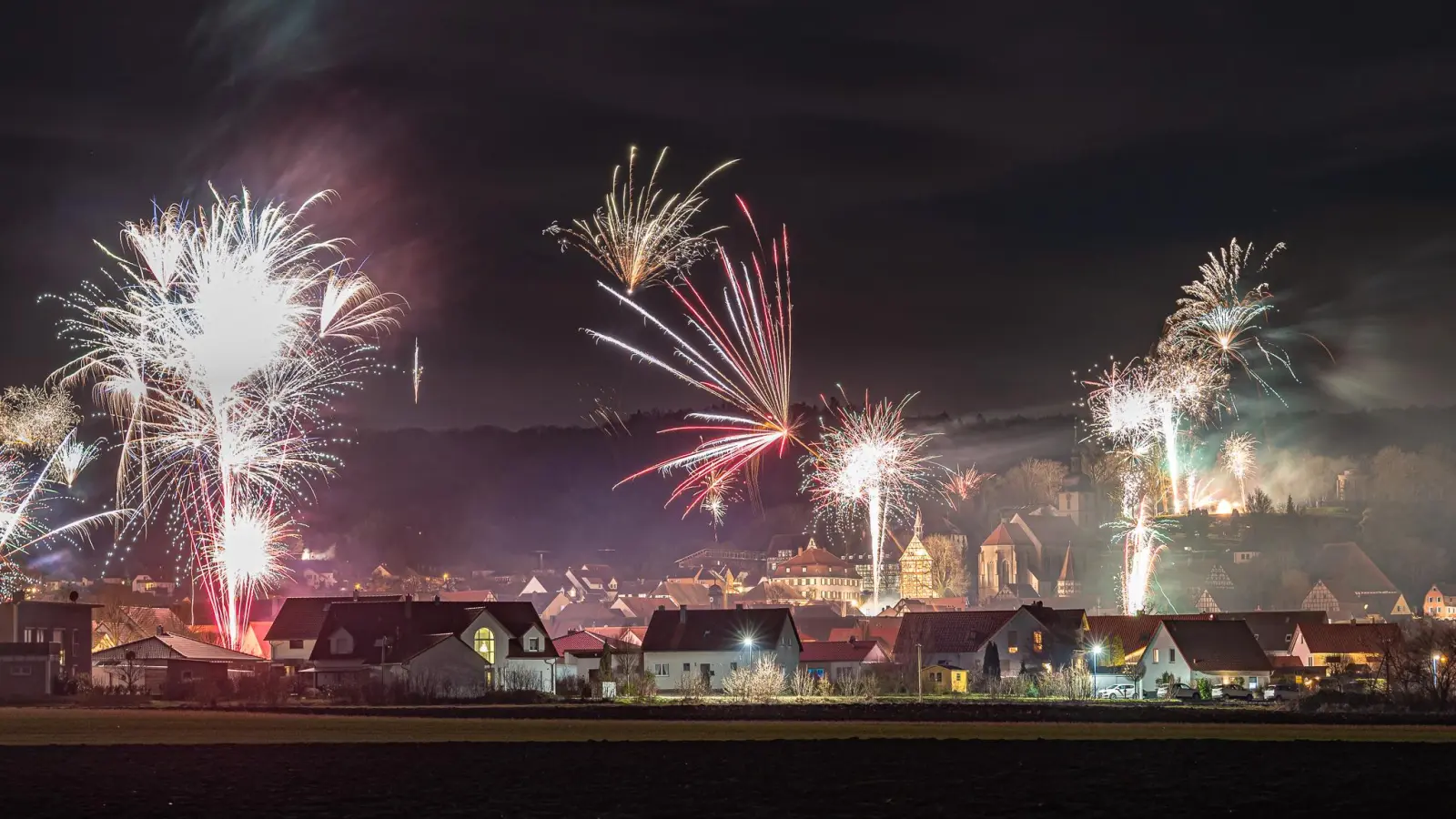 Mit einem Feuerwerk wurde wie hier in Burgbernheim im Landkreis Neustadt/Aisch-Bad Windsheim der Jahreswechsel gefeiert. (Foto: Mirko Fryska)