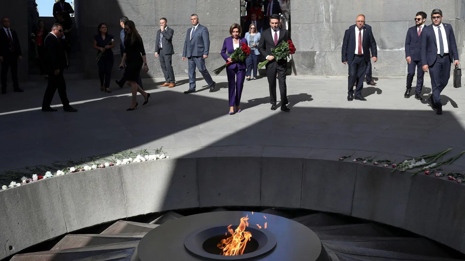 Nancy Pelosi (M, l) bei einer Kranzniederlegung am Denkmal für die Opfer der Massentötungen durch die osmanischen Türken während des Massakers in Eriwan. (Foto: Hayk Baghdasaryan/Photolure/AP/dpa)