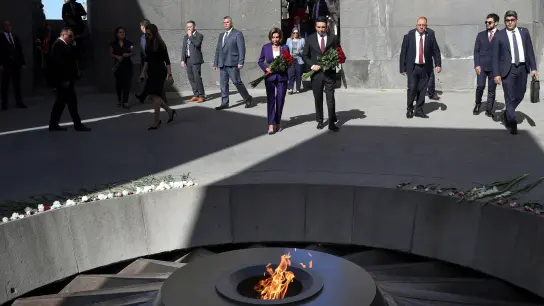 Nancy Pelosi (M, l) bei einer Kranzniederlegung am Denkmal für die Opfer der Massentötungen durch die osmanischen Türken während des Massakers in Eriwan. (Foto: Hayk Baghdasaryan/Photolure/AP/dpa)