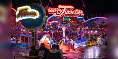 Auf der Neustädter Kirchweih warten auch 2025 wieder verschiedene Fahrgeschäfte auf die Besucher. (Archivbild: Mirko Fryska)