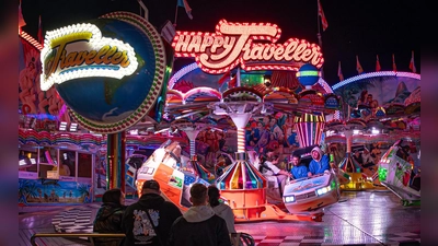 Auf der Neustädter Kirchweih warten auch 2025 wieder verschiedene Fahrgeschäfte auf die Besucher. (Archivbild: Mirko Fryska)