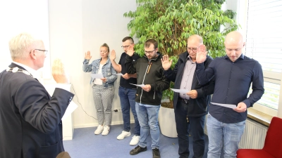 Bürgermeister Hans Henninger (links) vereidigte die neuen Mitglieder des Marktgemeinderates: Carina Helm, Lukas Engelhardt, Marco Schopf, Rainer Sasse und Nico Klein (von links).  (Foto: Alexander Biernoth)