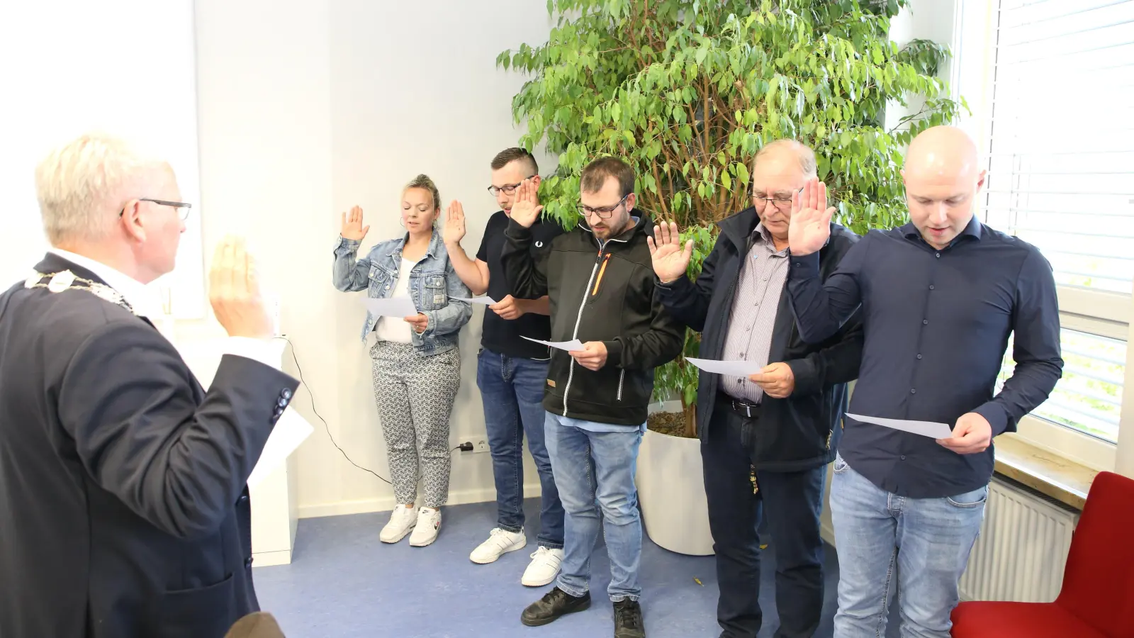 Bürgermeister Hans Henninger (links) vereidigte die neuen Mitglieder des Marktgemeinderates: Carina Helm, Lukas Engelhardt, Marco Schopf, Rainer Sasse und Nico Klein (von links).  (Foto: Alexander Biernoth)