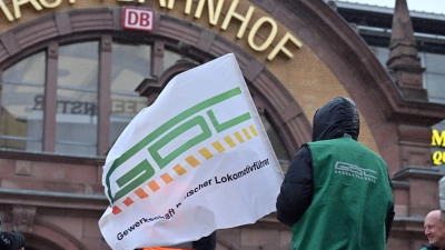 GDL und Deutsche Bahn verhandeln wieder über mehr Geld für rund 10.000 Beschäftigte. (Archivbild) (Foto: Martin Schutt/dpa)