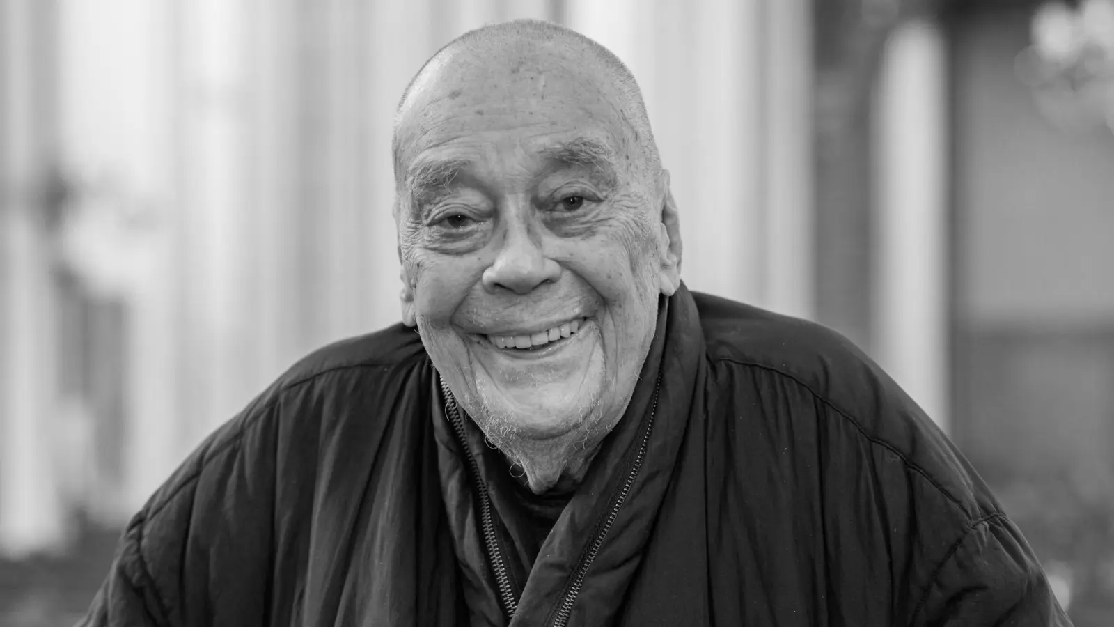 Der Künstler Günther Uecker im November 2024 im Schweriner Dom. (Archivbild) (Foto: Markus Scholz/dpa)