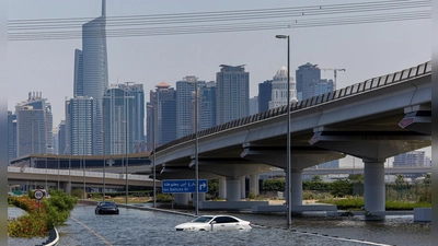 Hochwasser in Dubai. In den Vereinigten Arabischen Emiraten kam es nach schweren Regenfällen zu Überschwemmumngen. (Foto: Christopher Pike/AP/dpa)