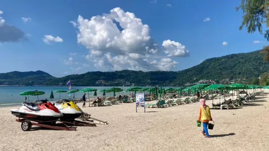 Der Strand von Patong. Thailand lockert die Einreiseregeln für zweifach geimpfte Touristen weiter. (Foto: Carola Frentzen/dpa)