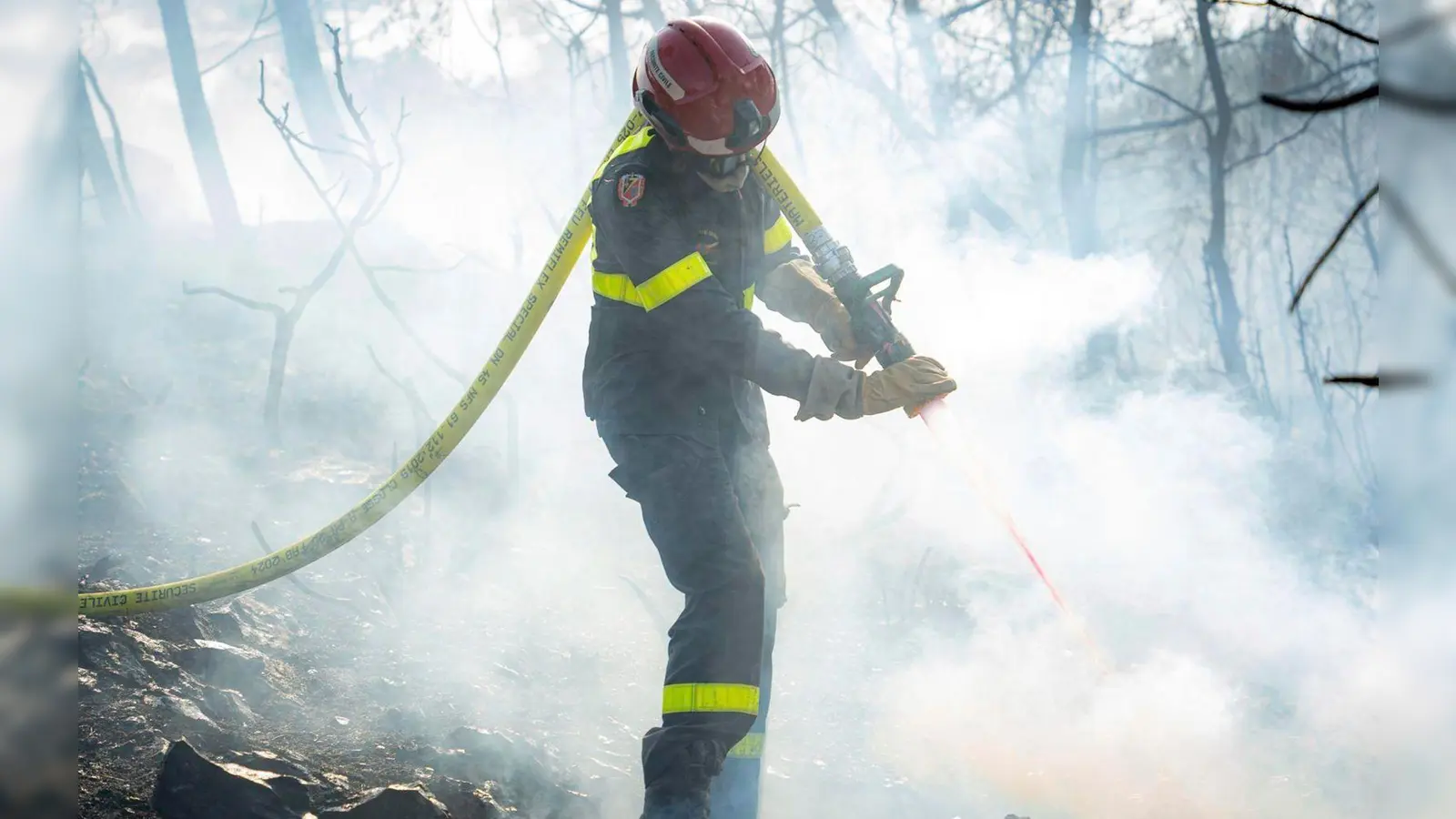 Schon seit Tagen kämpft die Feuerwehr gegen den Waldbrand in Südfrankreich. (Foto: Uncredited/Securite Civile via AP/dpa)