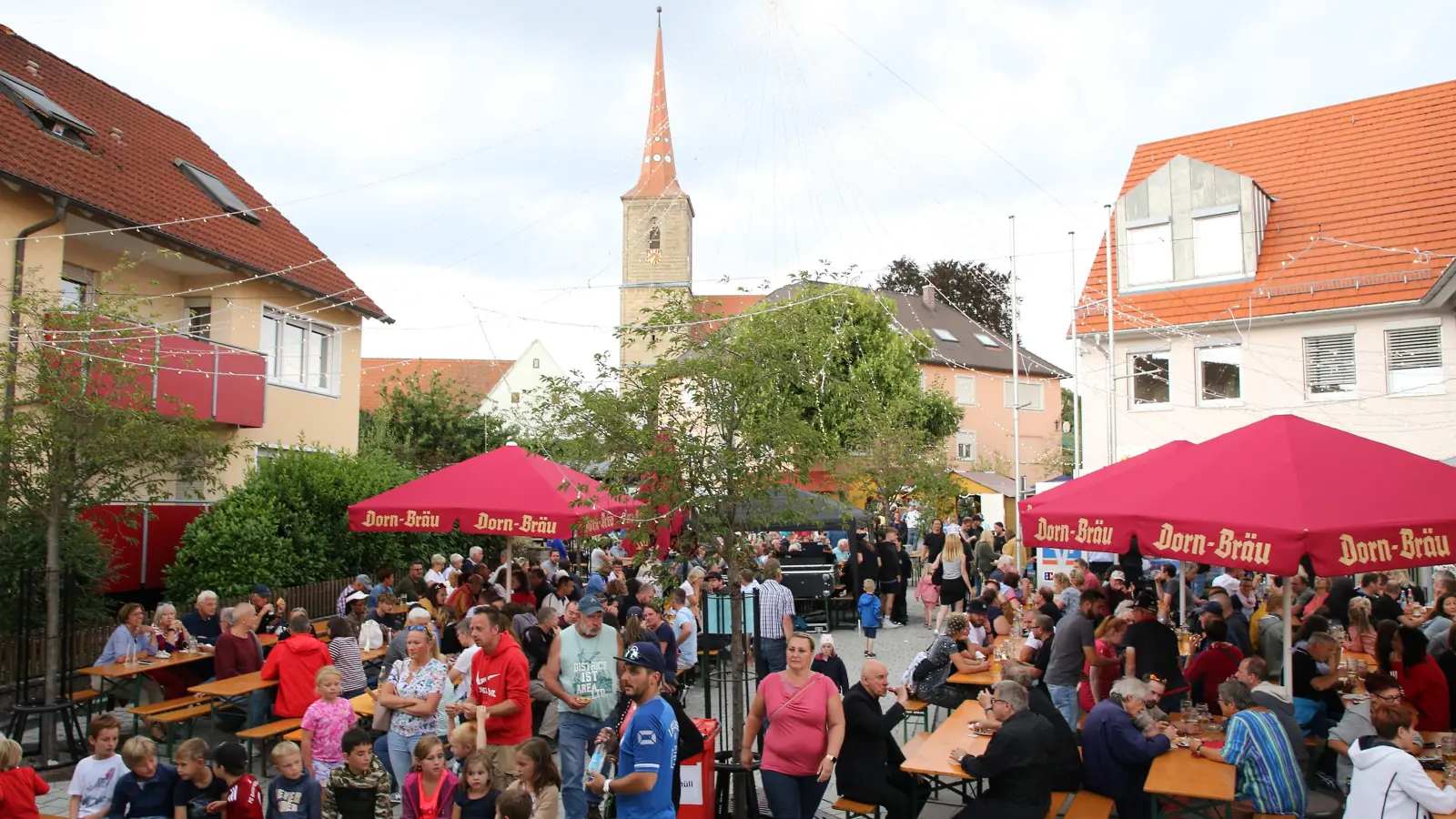 Traditionell findet das Bürgerfest der Gemeinde Sachsen im Bereich der Hauptstraße statt, so wie hier bei der Veranstaltung im Juli 2022. (Archivbild: Alexander Biernoth)