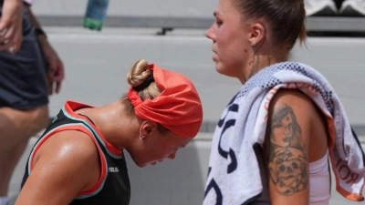 Beim Tennismatch der Russin Diana Schnaider (l) gegen die Ukrainerin Oleksandra Olijnykowa ging es um mehr als nur Sport. (Foto: Thibault Camus/AP/dpa)