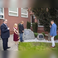 Neben dem großen Gedenkstein, der vor 20 Jahren gesetzt wurde, steht nun ein kleiner. Marek Goliński, Vanessa Barth und Achim Endreß (von links) haben ihn enthüllt. Die Reden übersetzte Dolmetscher Mariusz Czerwinski (rechts). (Foto: Rainer Klein)