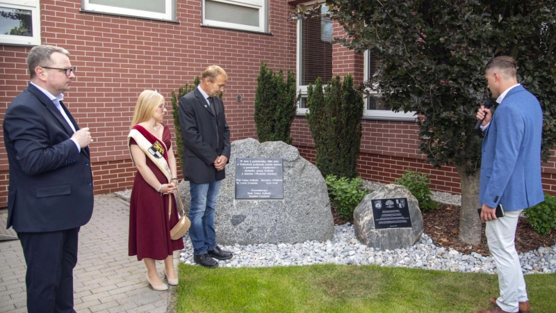 Neben dem großen Gedenkstein, der vor 20 Jahren gesetzt wurde, steht nun ein kleiner. Marek Goliński, Vanessa Barth und Achim Endreß (von links) haben ihn enthüllt. Die Reden übersetzte Dolmetscher Mariusz Czerwinski (rechts). (Foto: Rainer Klein)