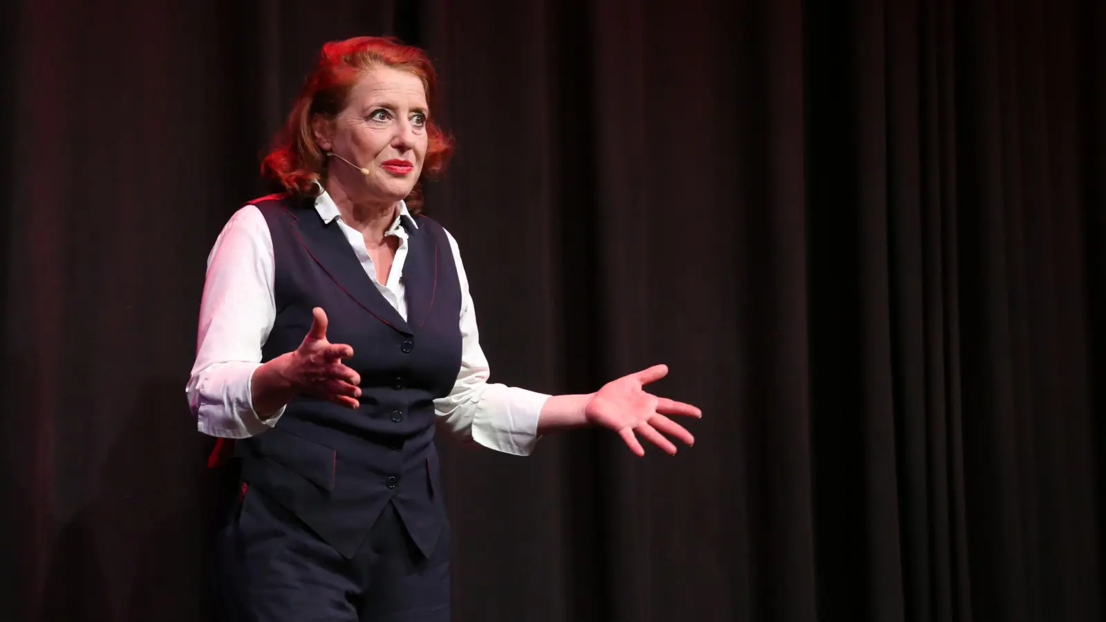 Meisterin der Verschwurbelung und der Kunstpause: die Kabarettistin Luise Kinseher bei ihrem Auftritt in Ansbach. (Foto: Martina Kramer)