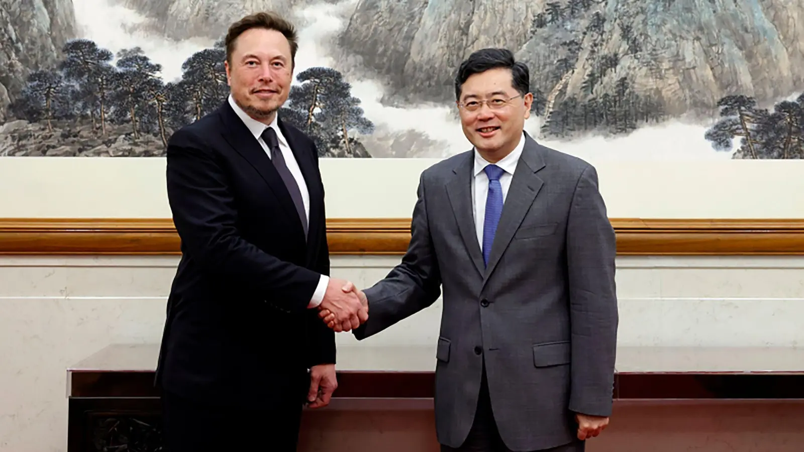 Chinas Außenminister Qin Gang (r) und Tech-Milliardär Elon Musk führten gemeinsame Gespräche. (Foto: Ministry of Foreign Affairs of the People's Republic of China/AP/dpa)