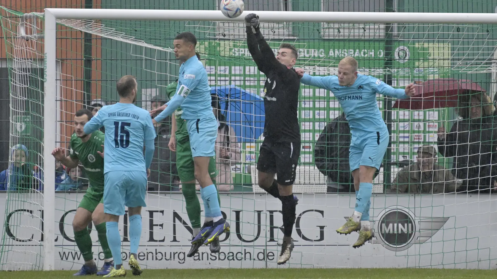 Maximilian Dietz (Dritter von links, hier im Regionalligaspiel von Greuther Fürth II in Ansbach) zählt inzwischen fest zum Profikader des Fürther Zweitligisten. (Foto: Martin Rügner)