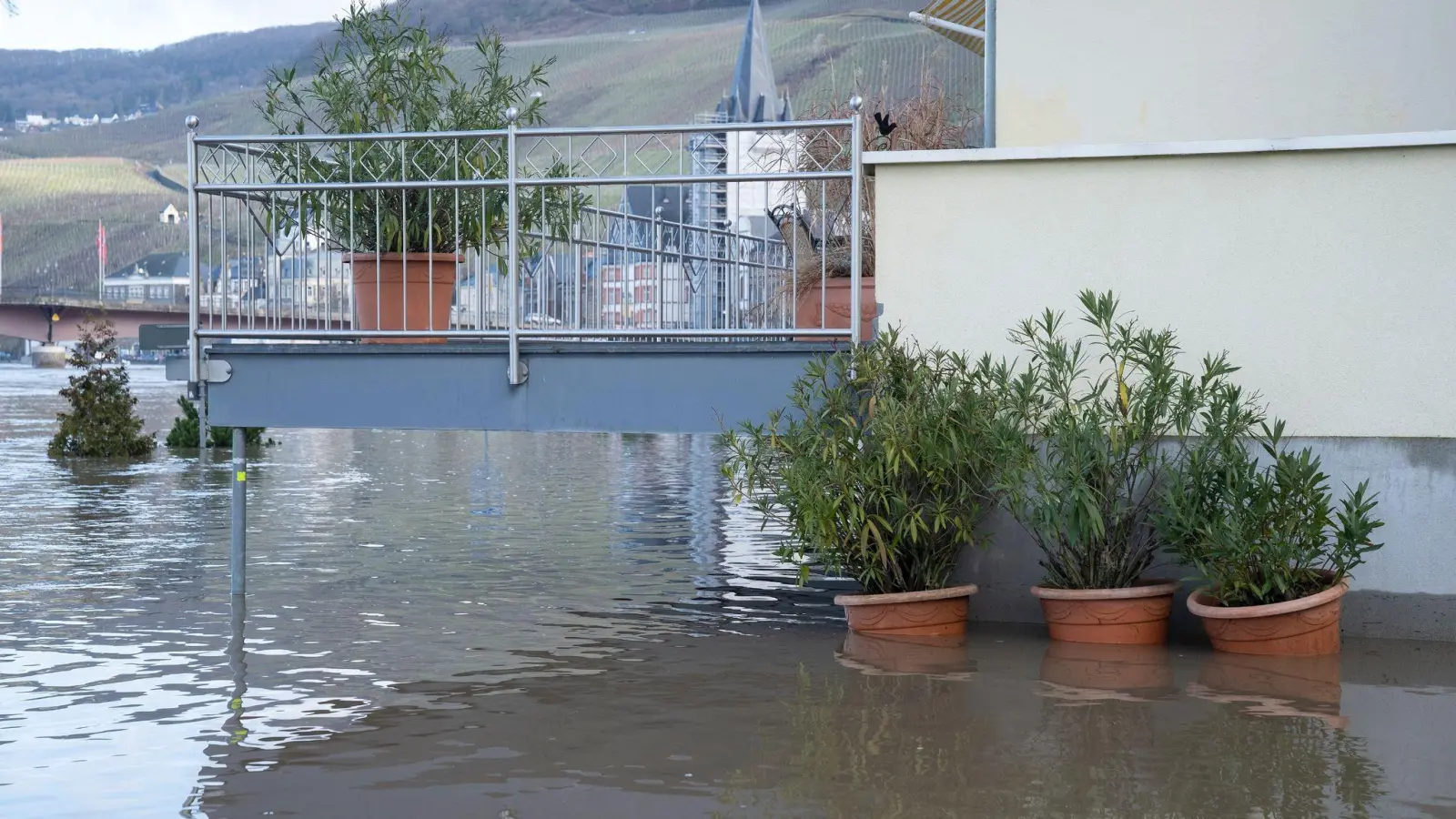 Starkregen kann zu schweren Überflutungen führen. (Foto: Florian Schuh/dpa-tmn)