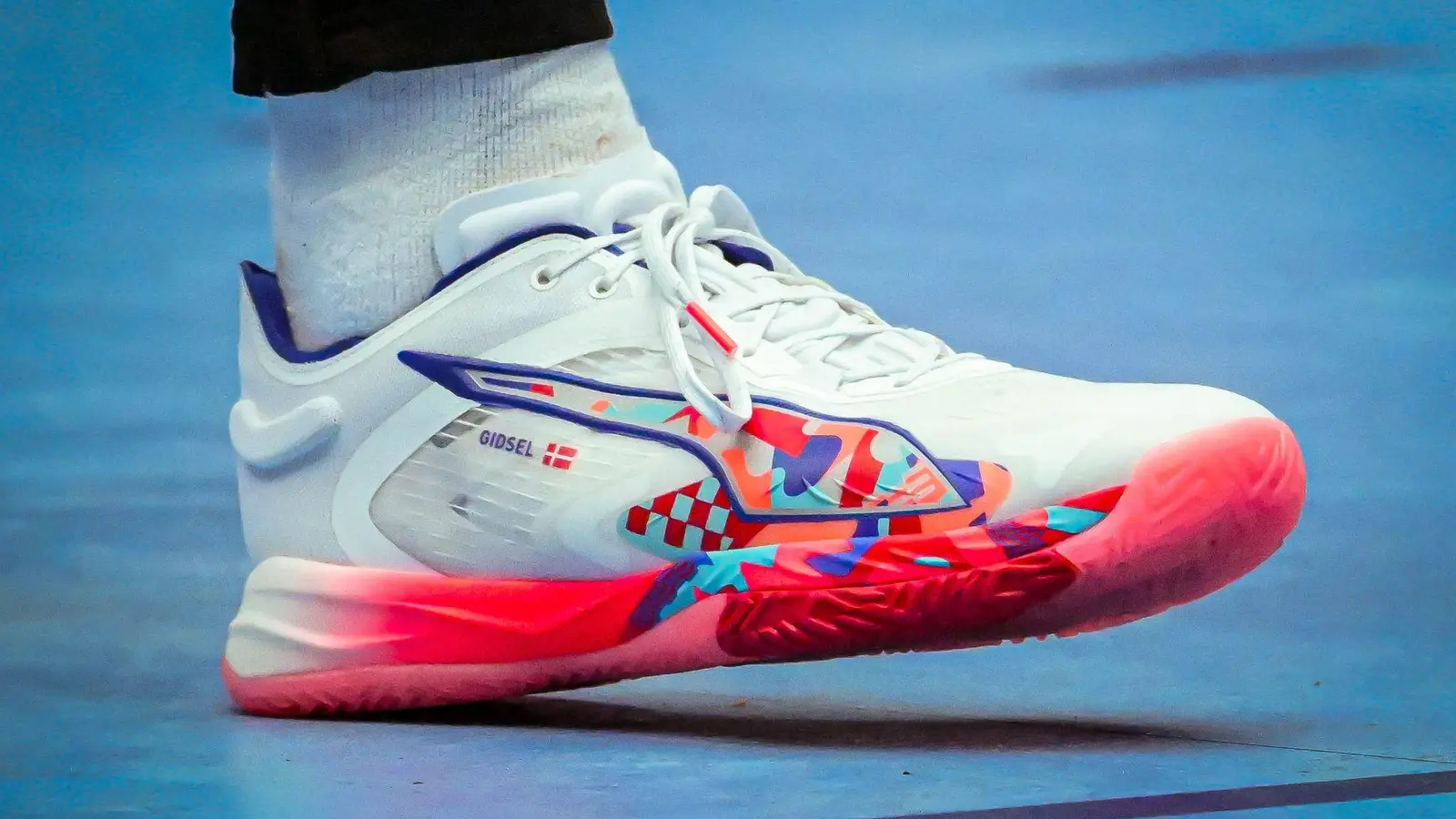 Der Sportartikelhersteller Puma ist tief in die Verlustzone gerutscht. (Symbolbild) (Foto: Sina Schuldt/dpa)