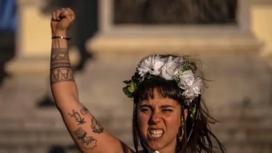 Ein Mitglied der feministischen Gruppe Femen protestiert gegen die steigende Zahl von Frauenmorden in Spanien. Innerhalb von 20 Tagen wurden sechs Frauen von ihren Partnern oder ehemaligen Partnern ermordet, so die neuesten Aufzeichnungen des Regierungsbüros. (Foto: Manu Fernandez/AP/dpa)