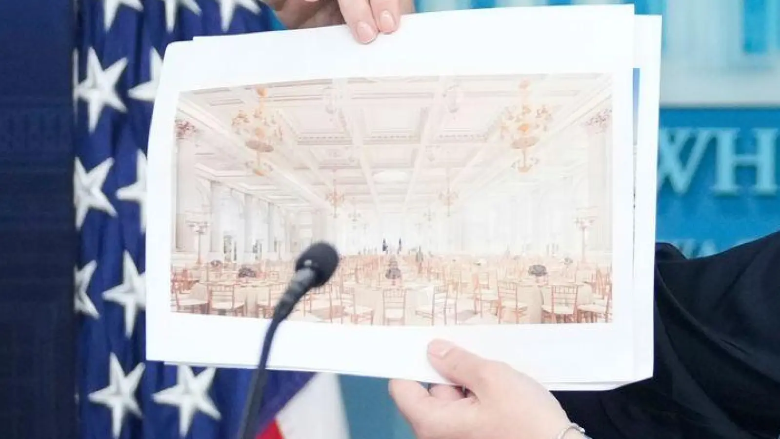 Projektgrafiken zeigen goldene Kronleuchter über einem Saal im hell gehaltenen Look. (Foto: Mark Schiefelbein/AP/dpa)