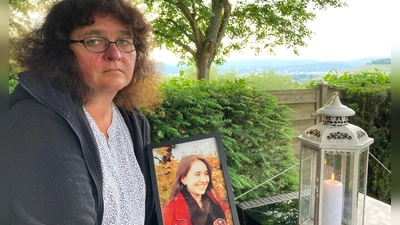 Petra Lieser mit einem Foto ihrer Tochter Katja in Trier. Katja Lieser war am 1. Dezember 2020 bei einer Amokfahrt getötet worden. (Foto: Birgit Reichert/dpa)