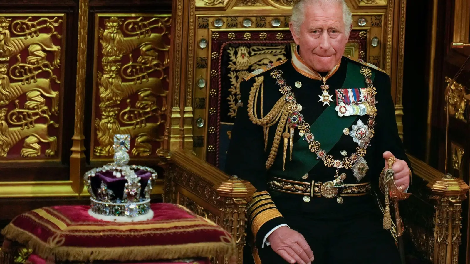 Der damalige Prinz Charles sitzt während der Eröffnung des Parlaments neben der Krone der Königin in Westminster. (Foto: Alastair Grant/AP POOL/dpa)